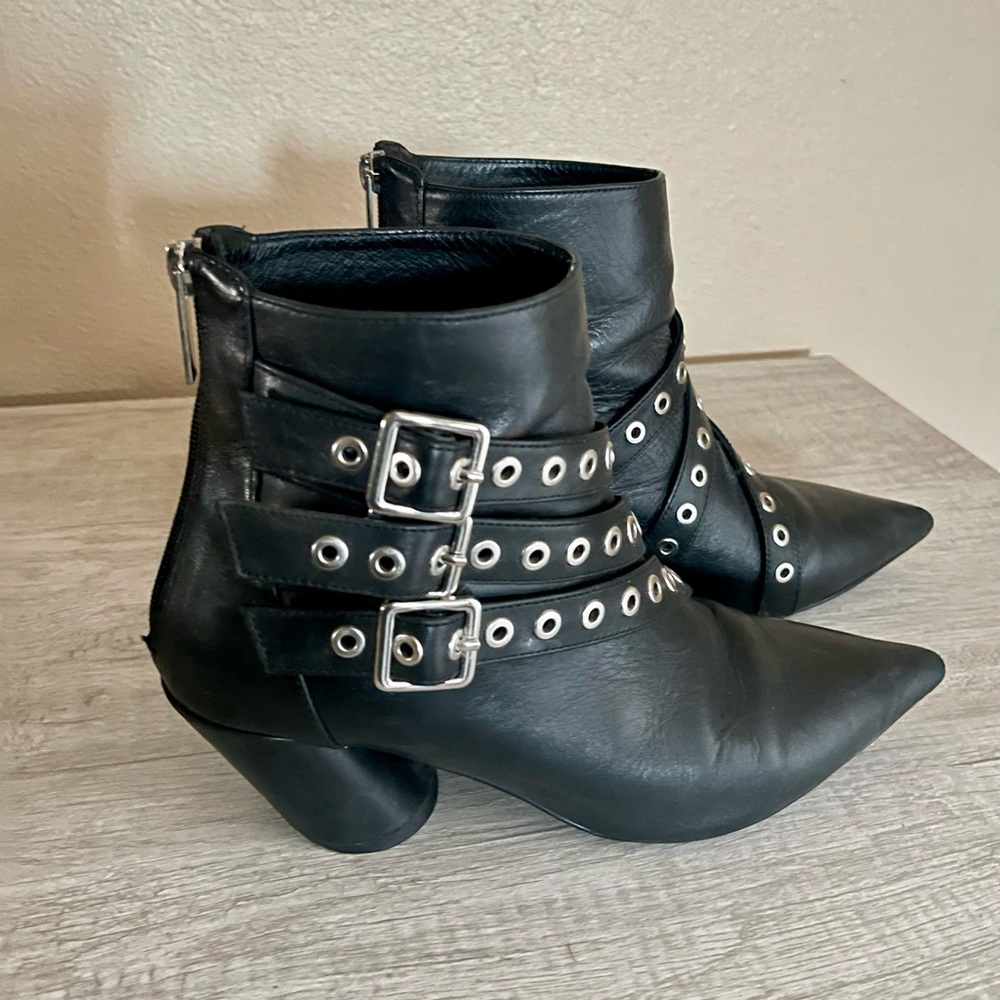 Black pointy boots